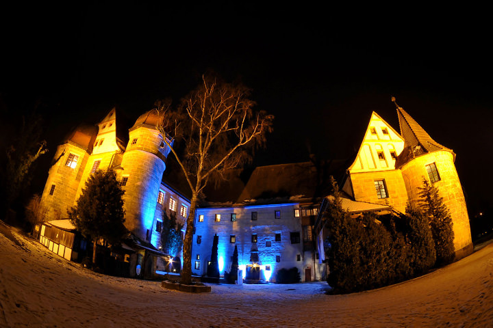 Schloss Wiesenthau - Innenhof bei Nacht schön beleuchtet