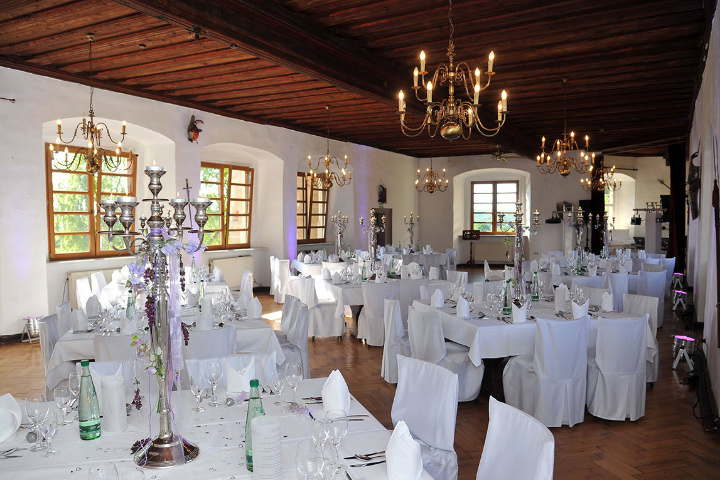 Schloss Wiesenthau - Der Barocksaal mit gedeckten Tischen
