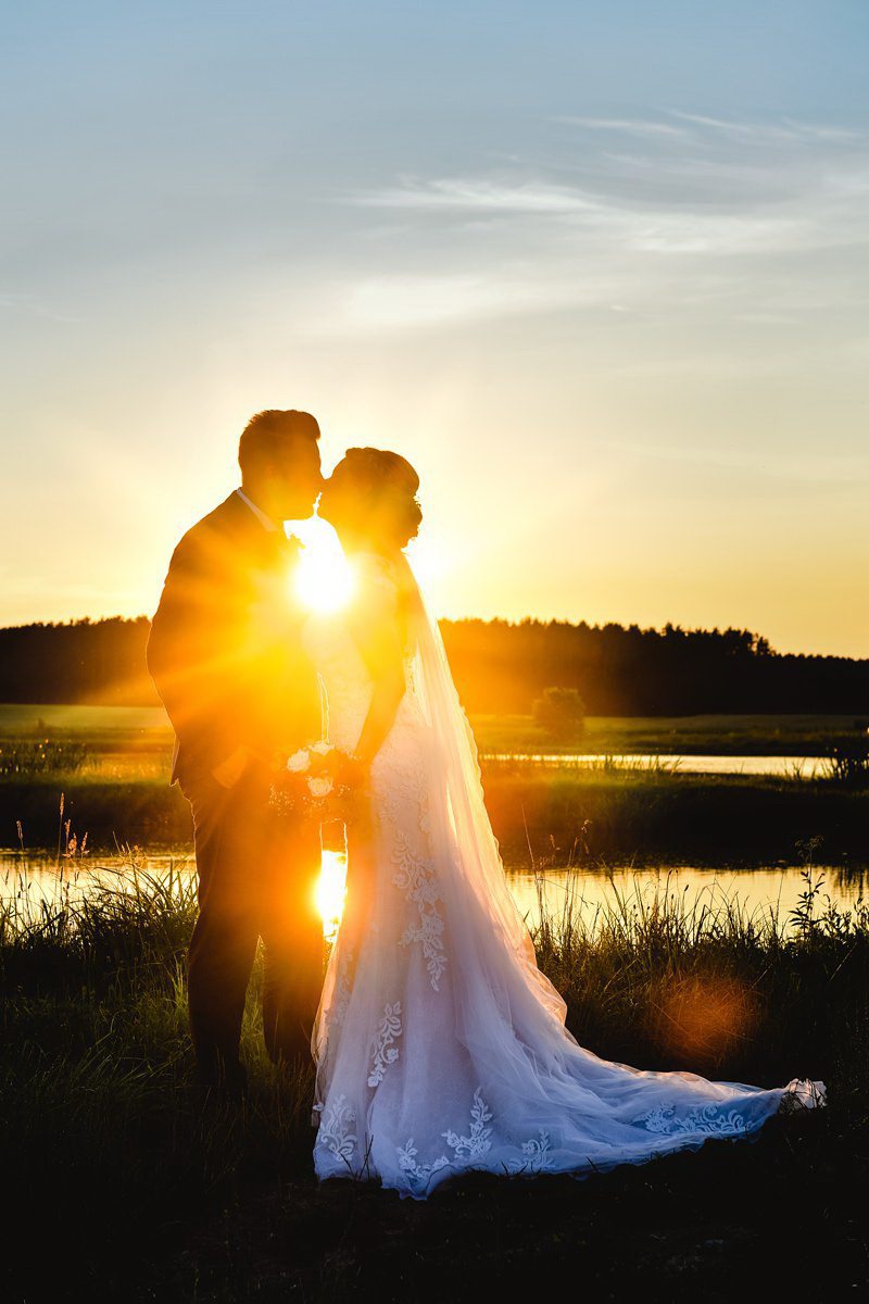 Das Sunset Fotoshooting zwischen Weihern im Acantus gehört mittlerweile zu einem Signature Foto von DER Hochzeitsfotograf