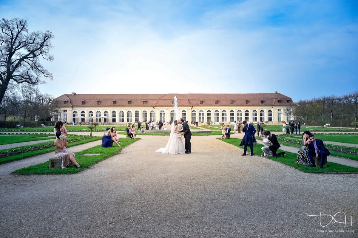 Hochzeitsfotograf Ansbach - Brautpaar an der Orangerie im Hofgarten