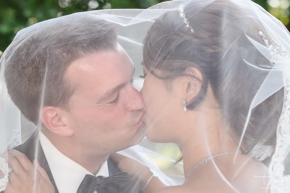 Brautpaar im Schleier - Hochzeit im Distlerhof Leinburg Brautpaar im Schleier - Hochzeit im Distlerhof Leinburg