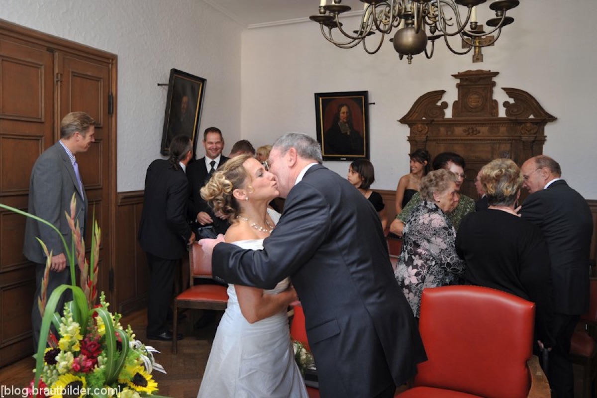 Hochzeit im Standesamt Forchheim - der erste Kuss Hochzeit im Standesamt Forchheim - der erste Kuss