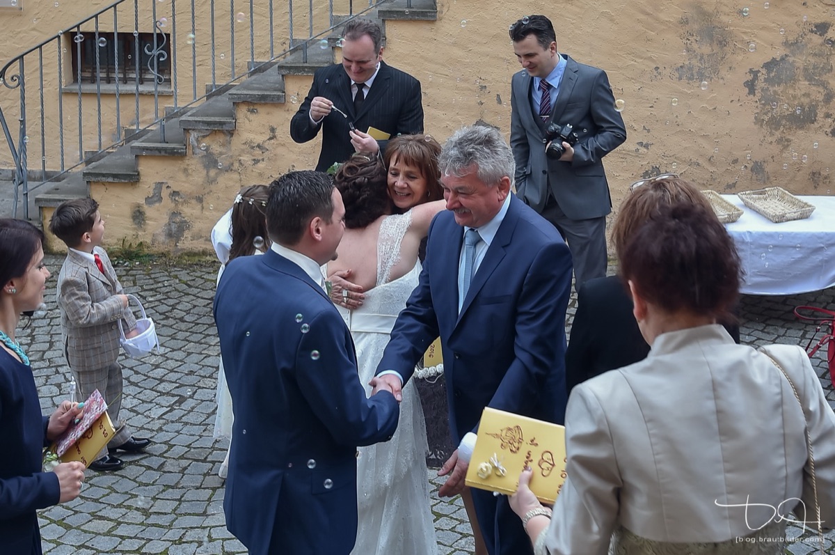Hochzeit in Würzburg - Glückwünsche vor der Kirche Hochzeit in Würzburg - Glückwünsche vor der Kirche