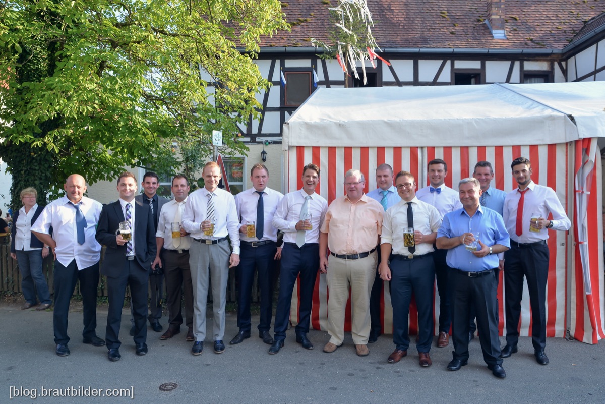 Hochzeitsgesellschaft am Hotel Ehrenbürg Hochzeitsgesellschaft am Hotel Ehrenbürg