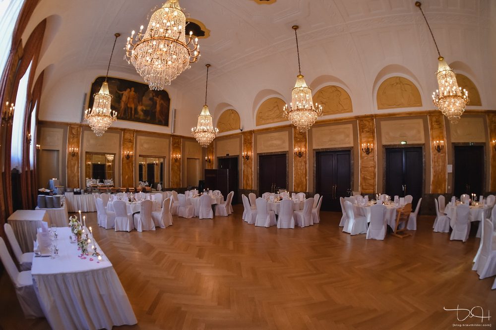Richard-Wagner-Saal im Le Méridien Nürnberg festlich eingedeckt Richard-Wagner-Saal im Le Méridien Nürnberg festlich eingedeckt