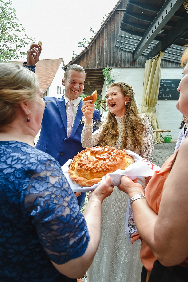 Brot und Salz zur Hochzeit – Individuelle Hochzeit im Scherauer Hof