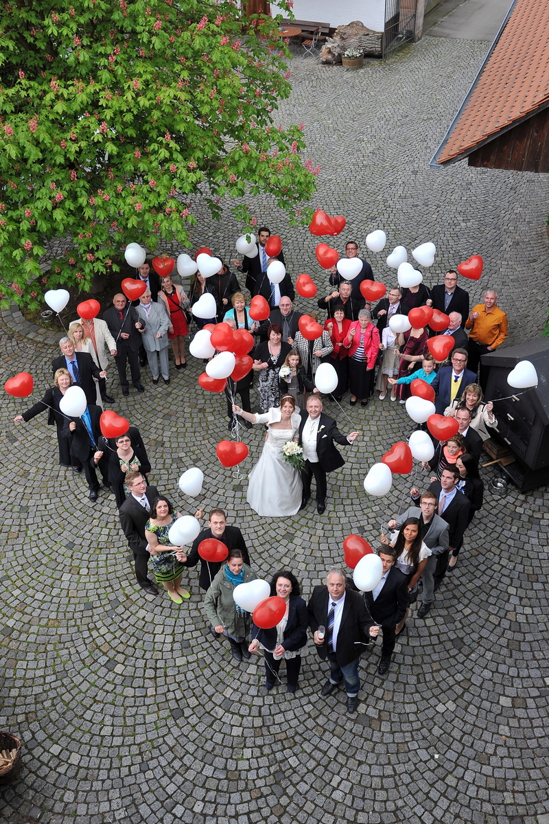 Der Hochzeitsfotograf in der Luft für die besten Gruppenbilder (hier Herz Gruppenbild)
