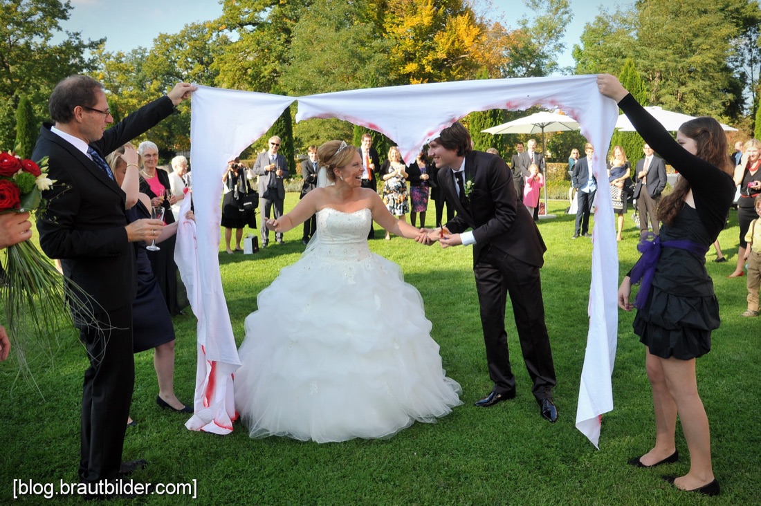 Heiraten auf Schloss Thurn - Gratulation im Garten Heiraten auf Schloss Thurn - Gratulation im Garten