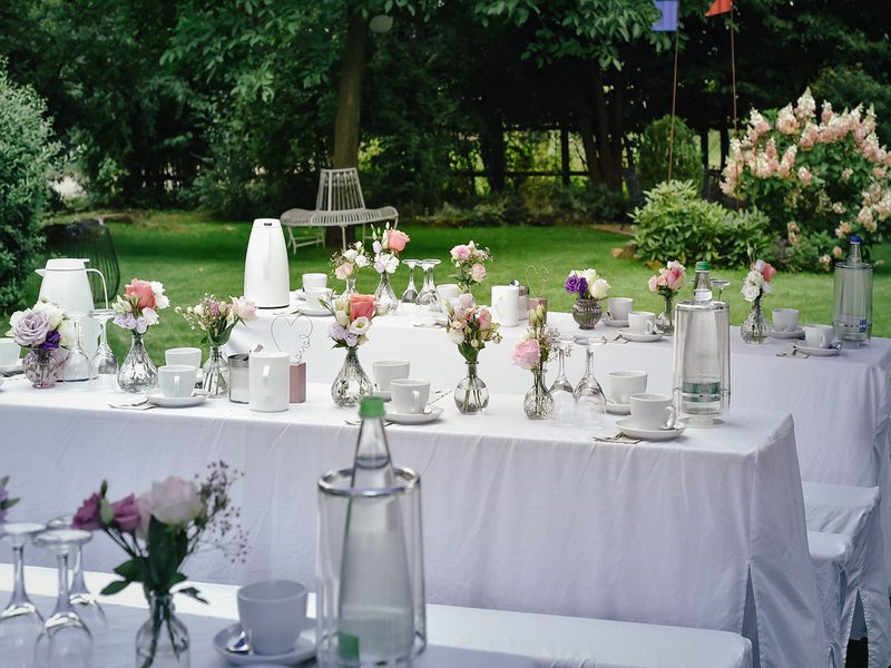 Kaffetrinken im Garten bei der Location - Hochzeitsfeier - DER Hochzeistfotograf