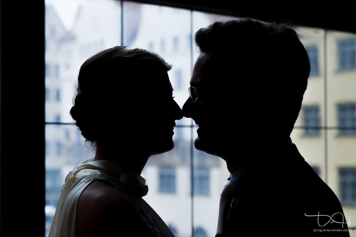 Hochzeitsfotograf Sch&uuml;rstabhaus - Brautpaar am Fenster