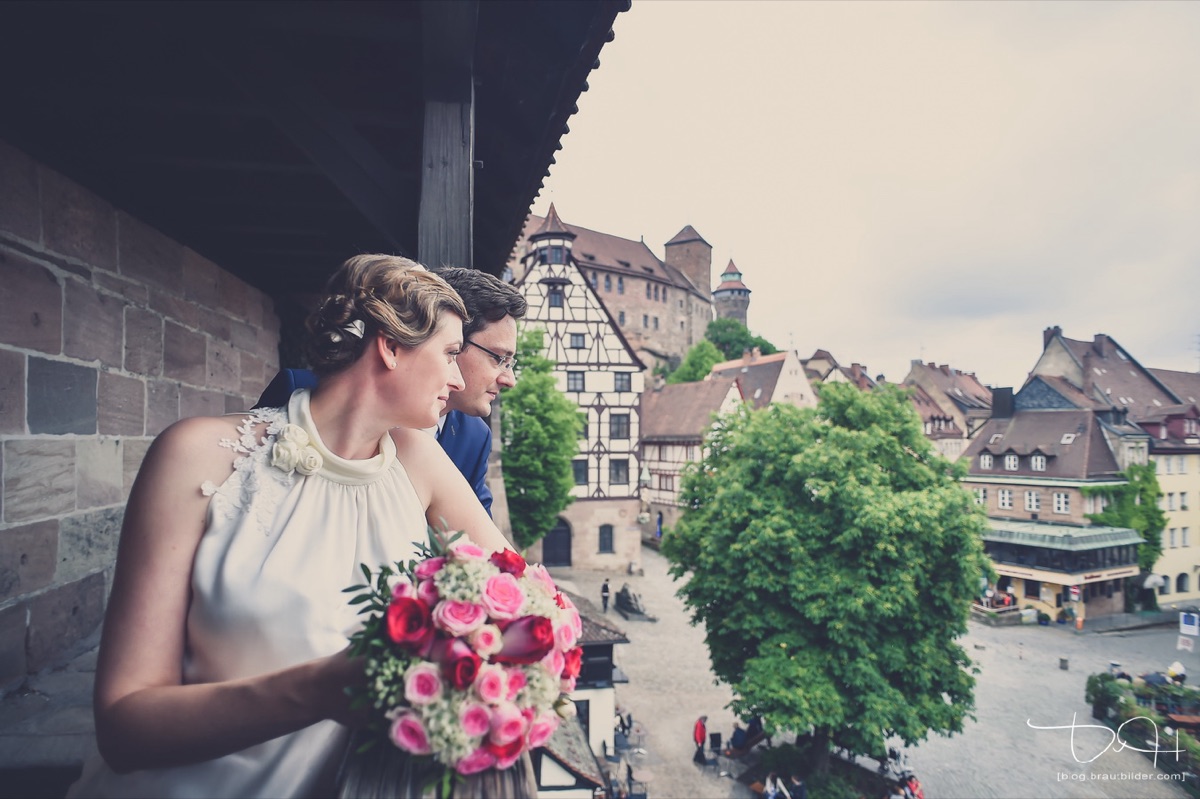 Hochzeitsfotograf Sch&uuml;rstabhaus N&uuml;rnberg - Braut mit Blick &uuml;ber die Altstadt
